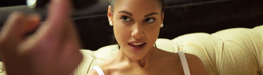 Belleza colombiana de melena castaña y ojos negros
